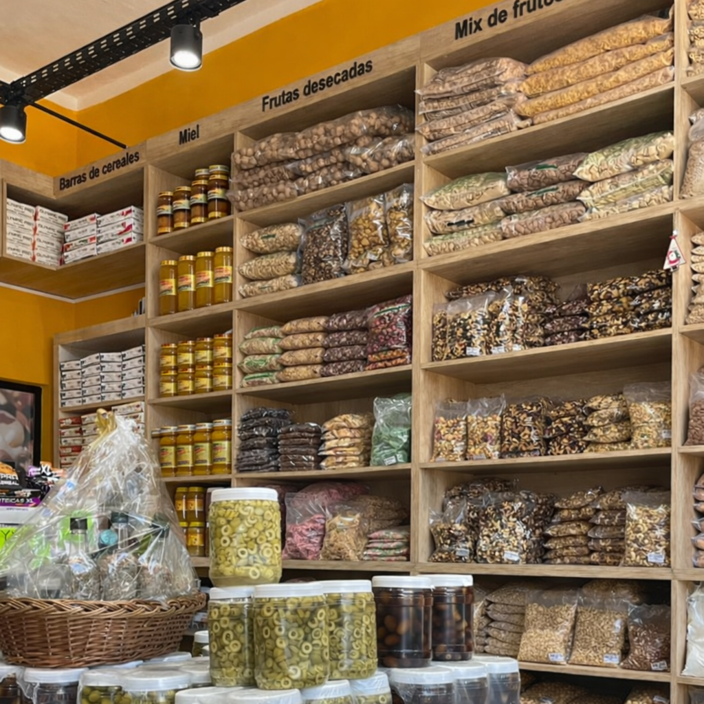 Estantes organizados con alimentos saludables